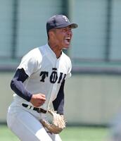 　８回、東大阪大柏原・山下冬馬を空振り三振に斬り、渾身のガッツポーズを見せる大阪桐蔭・中野大虎（撮影・中田匡峻）