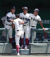 　７回、吉野颯真の同点適時内野安打で生還した大阪桐蔭・宮本楽久（６）を迎える中野大虎（中央）＝撮影・中田匡峻