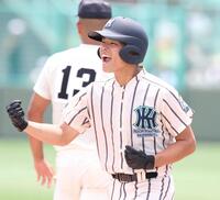 　６回、右前適時打を放ち、拳を握る東大阪大柏原・古川恵太（撮影・中田匡峻）