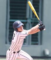 　６回、右前適時打を放つ東大阪大柏原・古川恵太（撮影・中田匡峻）
