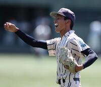 　１回、ピンチを切り抜け、笑顔でベンチに戻る東大阪大柏原・川崎龍輝（撮影・中田匡峻）