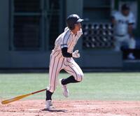 　２回、右中間へ先制となる２点適時二塁打を放つ東大阪大柏原・川崎龍輝（撮影・中田匡峻）
