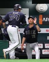 　８回、左越え本塁打のディアス（左）を出迎える岸田監督