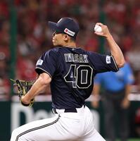 　５番手で登板する岩崎