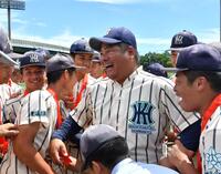 　１４年ぶり２度目の甲子園出場を決めた東大阪大柏原・土井健大監督（中央）はナインと笑顔を見せる（撮影・中田匡峻）