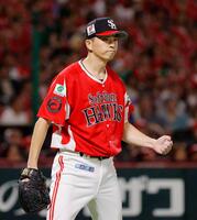 　８回、中川を遊ゴロに仕留めガッツポーズする大関