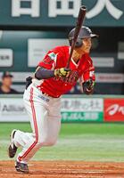 　２回、柳町が右前に先制打を放つ