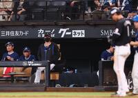 　１１回、宮西が藤原（右）に押し出し四球を与えて勝ち越しされ、厳しい表情の新庄監督（中央）＝撮影・中島達哉