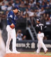 　１１回、藤原（右）に押し出し四球を与え、勝ち越しを許した宮西（撮影・中島達哉）