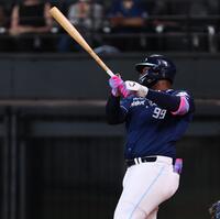 　１回、右前に先制となる適時打を放つレイエス（撮影・中島達哉）