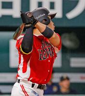 　２回、近藤が左翼にエンタイトル二塁打を放ち、通算３００二塁打を達成