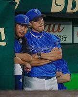 　８回、ベンチで厳しい表情の三浦監督（右）