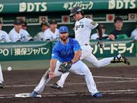 　２回、二ゴロを放つも一塁手・フォードの捕球ミスで出塁する高橋（撮影・立川洋一郎）