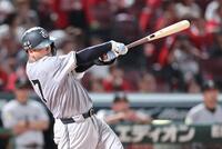 　５回、左中間へソロを放つ岸田（撮影・市尻達拡）