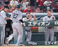 　５回、ソロを放った岸田を出迎える阿部監督ら首脳陣（撮影・市尻達拡）