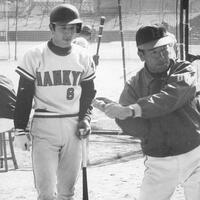 　上田コーチ（右）の打撃指導を受ける阪急時代の大橋穣さん＝１９７３年