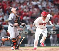 　４回、捕手前への飛球に一塁へ全力疾走する二俣。左は捕手・岸田（撮影・市尻達拡）