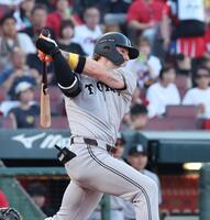 　１回、中前タイムリーを放つキャベッジ（撮影・市尻達拡）