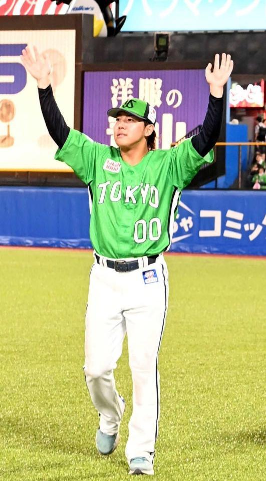 　ファンに手を振る赤羽（撮影・園田高夫）