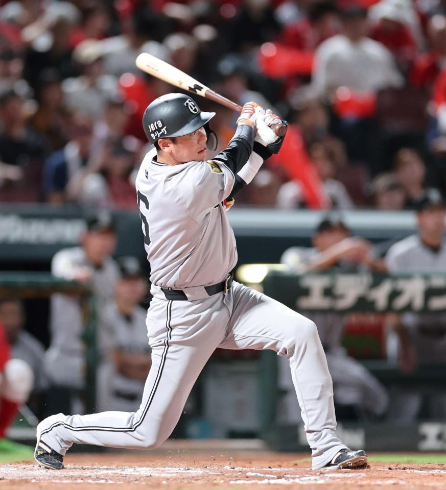 　７回、左中間を破るタイムリー二塁打を放つ坂本（撮影・市尻達拡）