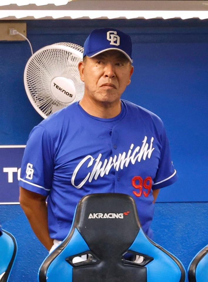 　８回、ベンチで試合を見守る井上監督