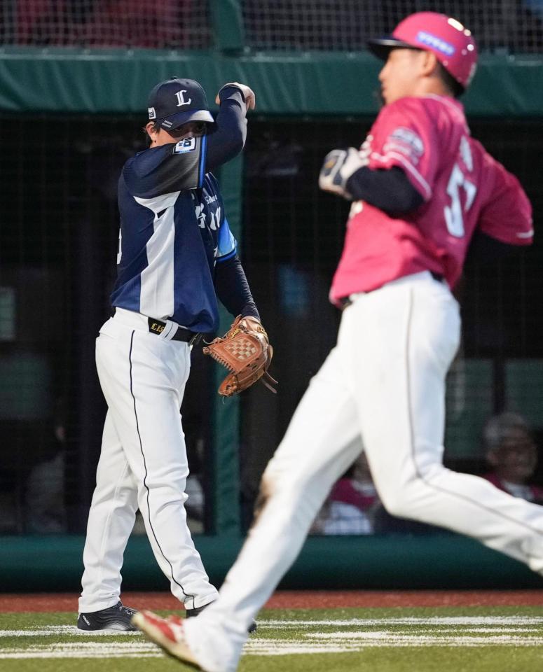 　３回、小深田に先制犠飛を許した与座。手前は生還した小郷