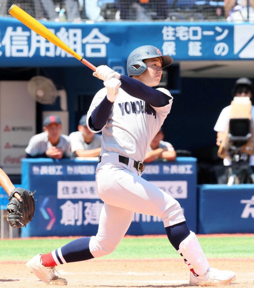 　５回、逆転３ランを放つ奥村頼人