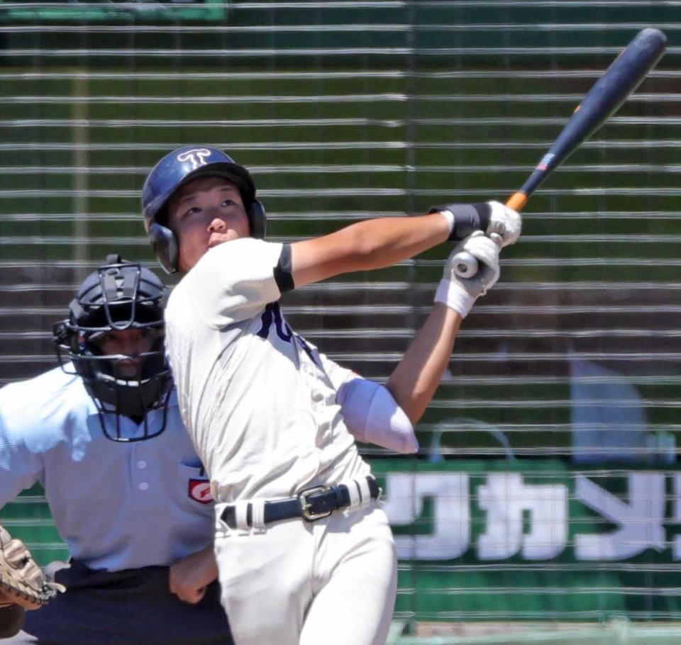 　３回、満塁本塁打を放つ東洋大姫路・高畑