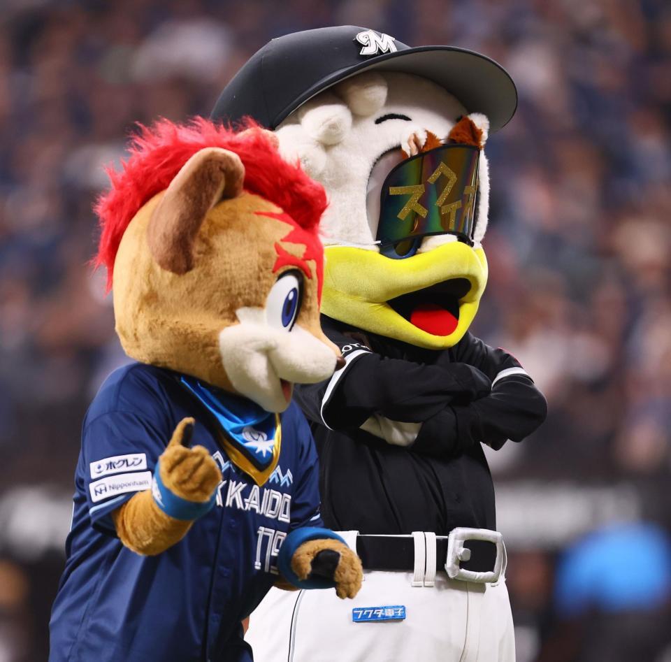 　きつねダンスの時に「スクイズ」を書かれたサングラス？をつけて登場したマーくん（右）＝撮影・中島達哉