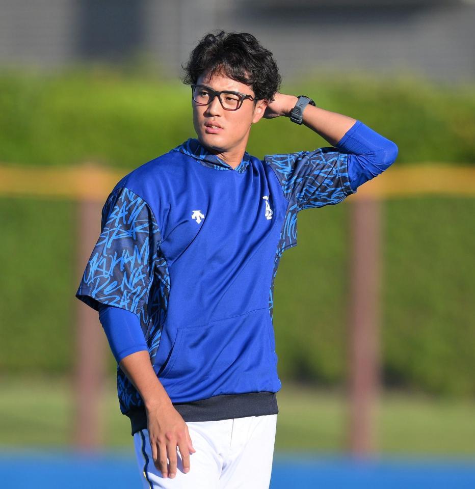 　登板に向け、眼鏡姿でアップをする藤浪（２６日）