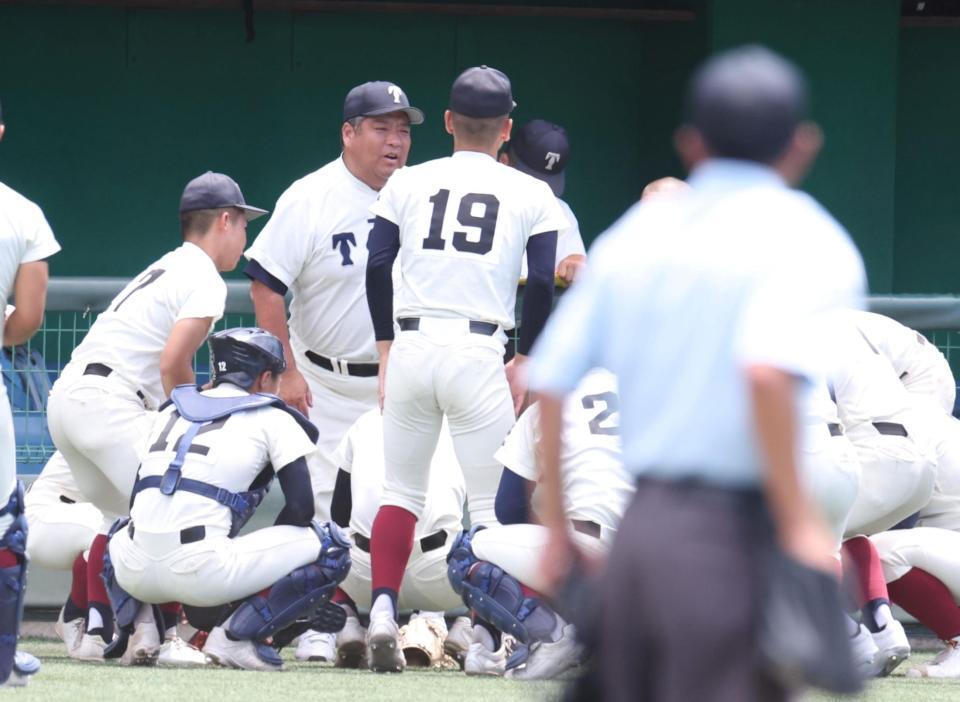 　６回裏の攻撃前、円陣でナインに声をかける大阪桐蔭・西谷浩一監督（撮影・中田匡峻）