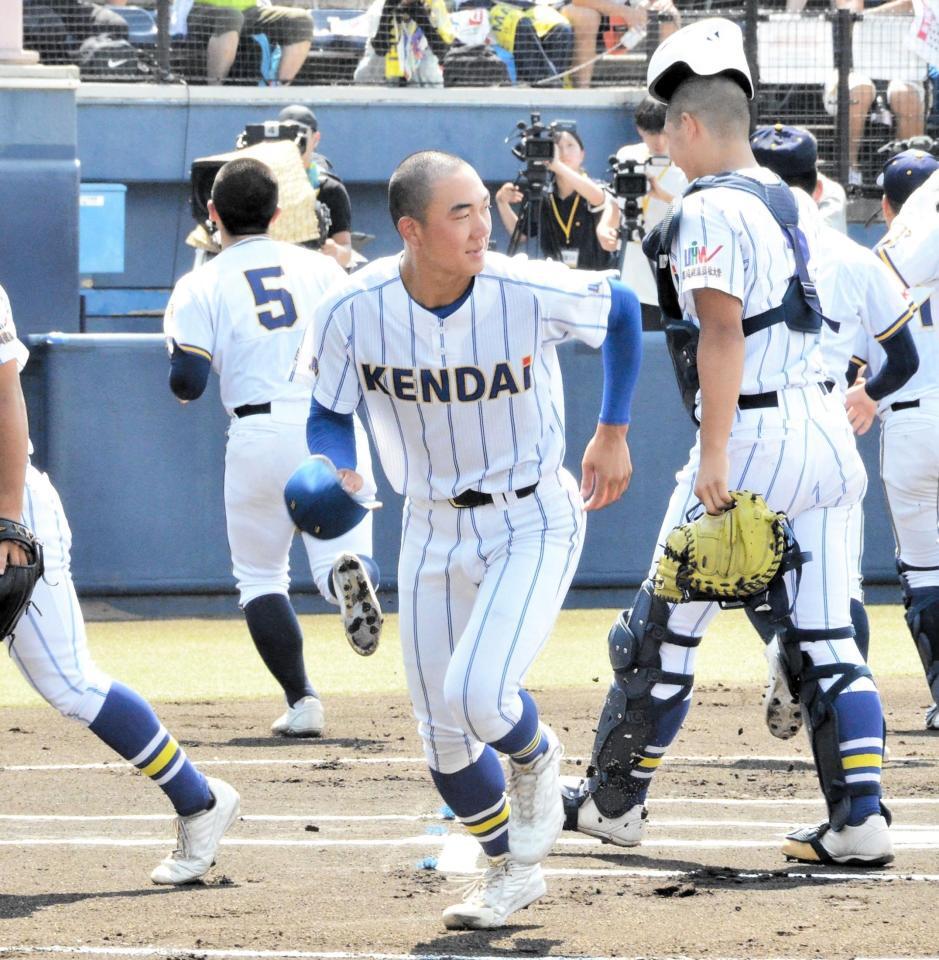 　笑顔で試合に臨む健大高崎・石垣元気