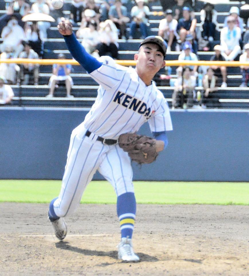 　８回を三者連続三振に封じた健大高崎・石垣元気