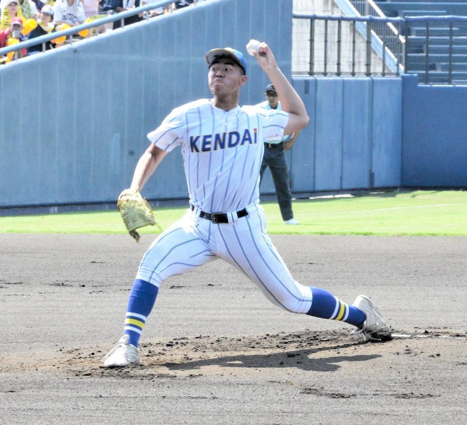 　力投する健大高崎・下重