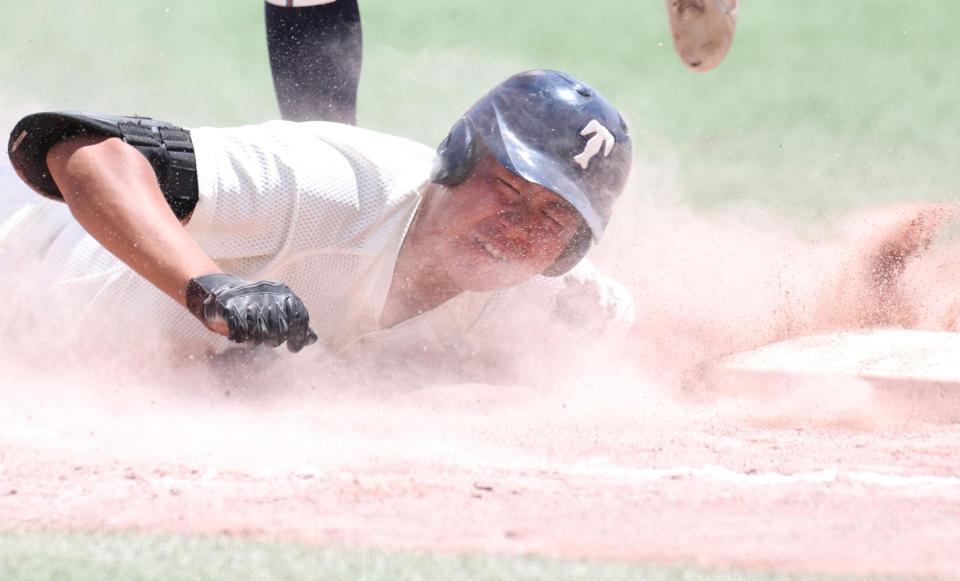 　７回、同点適時内野安打を放った大阪桐蔭・吉野颯真（撮影・中田匡峻）