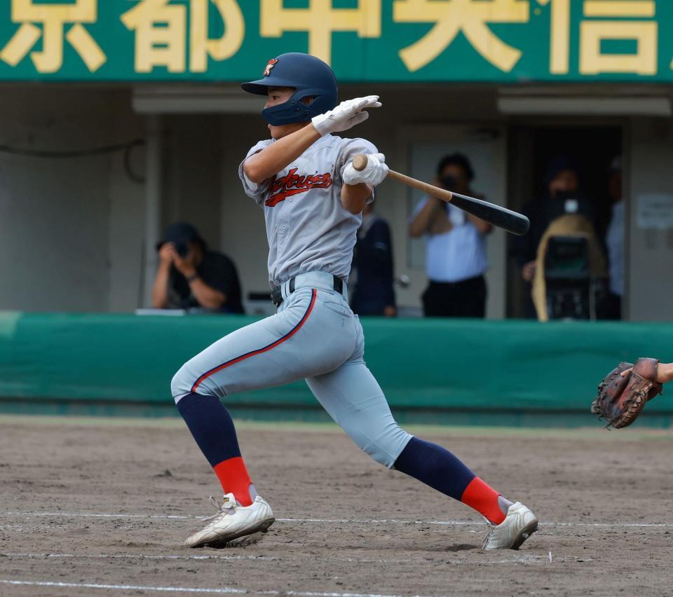 　５回、タイムリー内野安打を放つ京都国際・清水（撮影・石湯恒介）