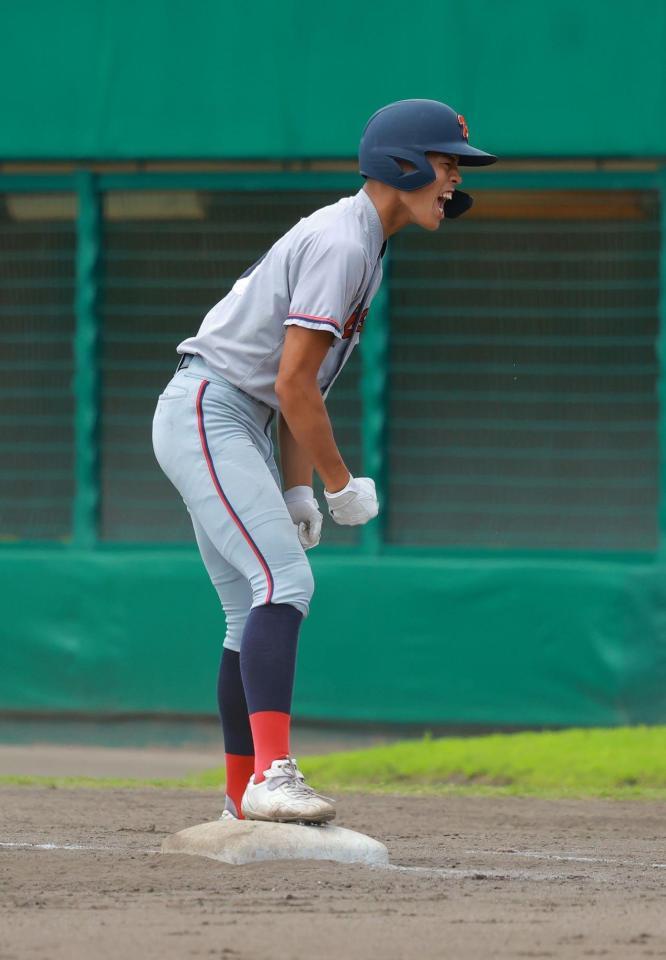 　５回、タイムリー内野安打を放った京都国際・清水（撮影・石湯恒介）