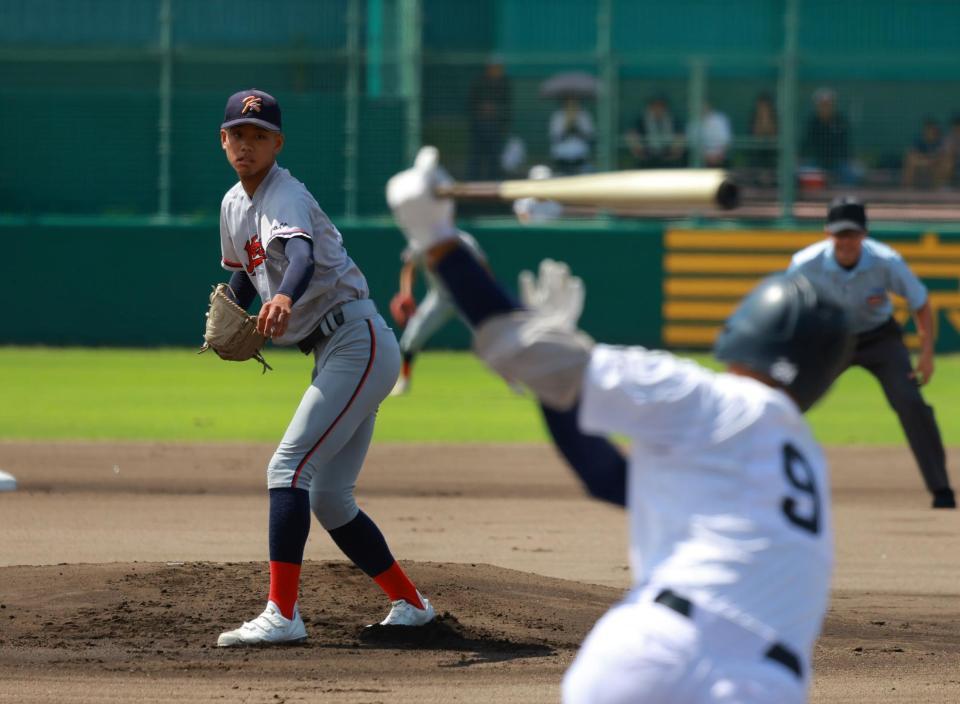 　初回、力投する京都国際・西村（撮影・石湯恒介）