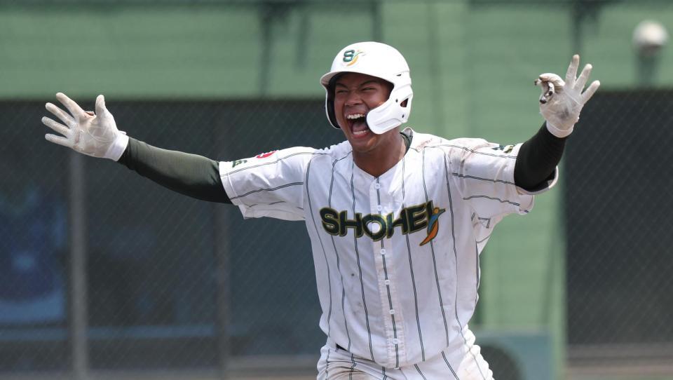 　５回、中越えソロを放ち、叫ぶ昌平・桜井（撮影・佐々木彰尚）