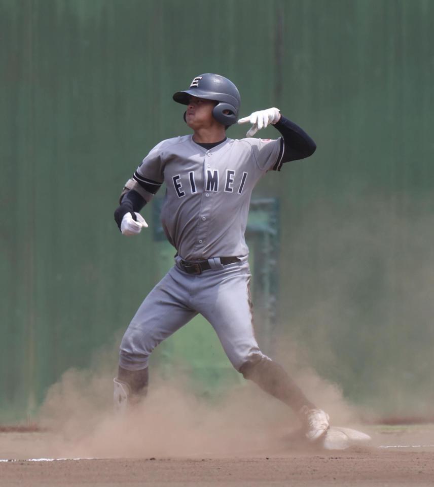 　６回、左中間に適時三塁打を放ち喜ぶ叡明・笘（撮影・佐々木彰尚）