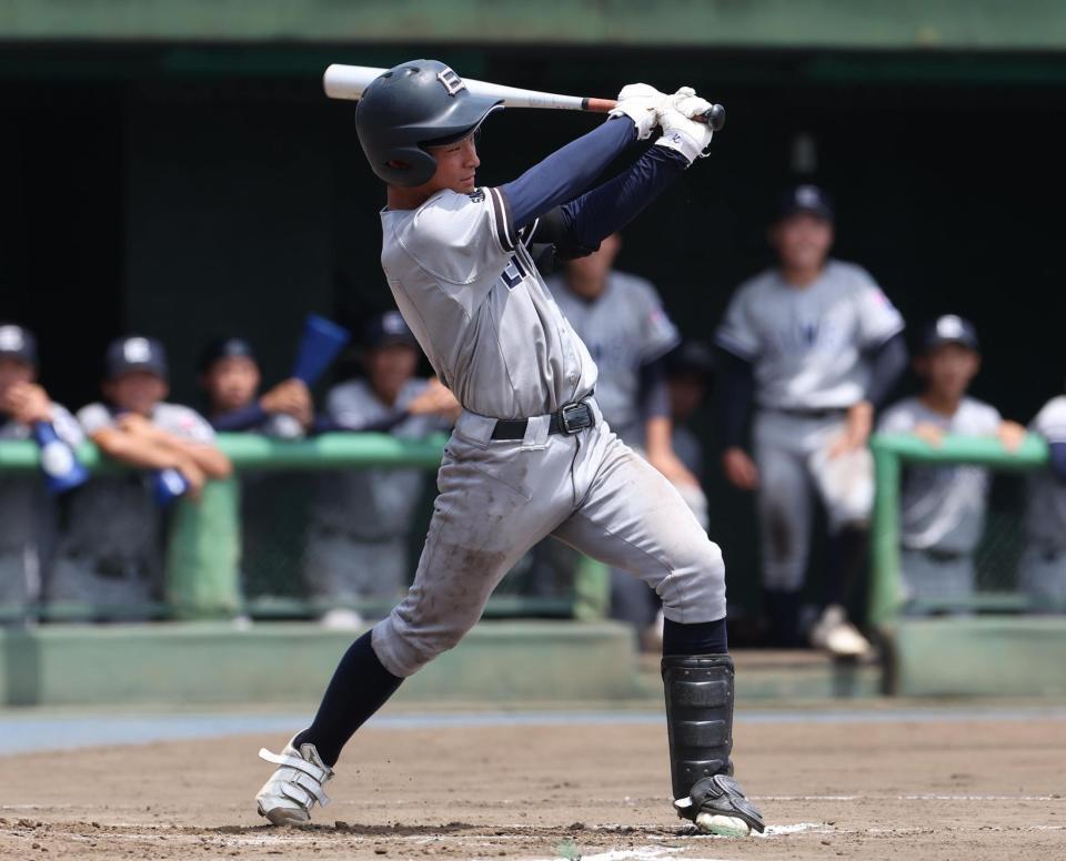 　６回、叡明・細沼は中前に２点適時打を放つ（撮影・佐々木彰尚）