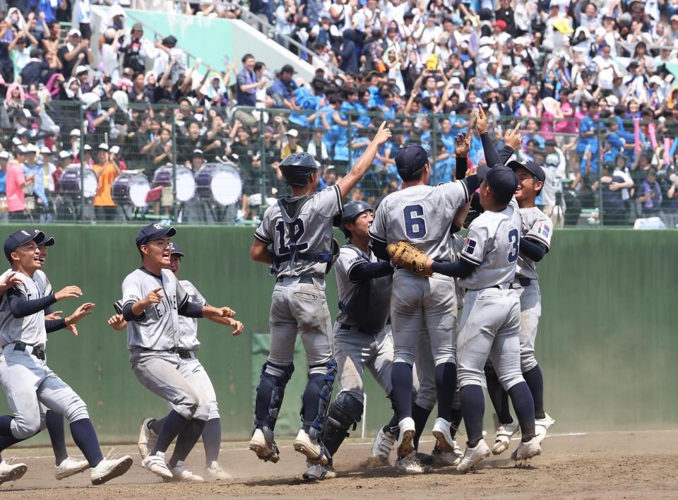 　初優勝を決めた叡明ナイン（撮影・佐々木彰尚）