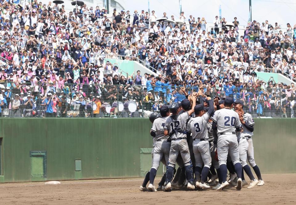 　初優勝を決めた叡明ナインと喜ぶ応援席（撮影・佐々木彰尚）