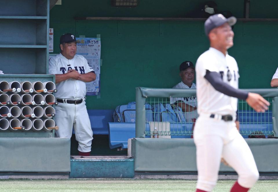 　６回、大阪桐蔭・中野大虎（右）が適時打を浴び、ベンチで険しい表情の西谷浩一監督（撮影・中田匡峻）