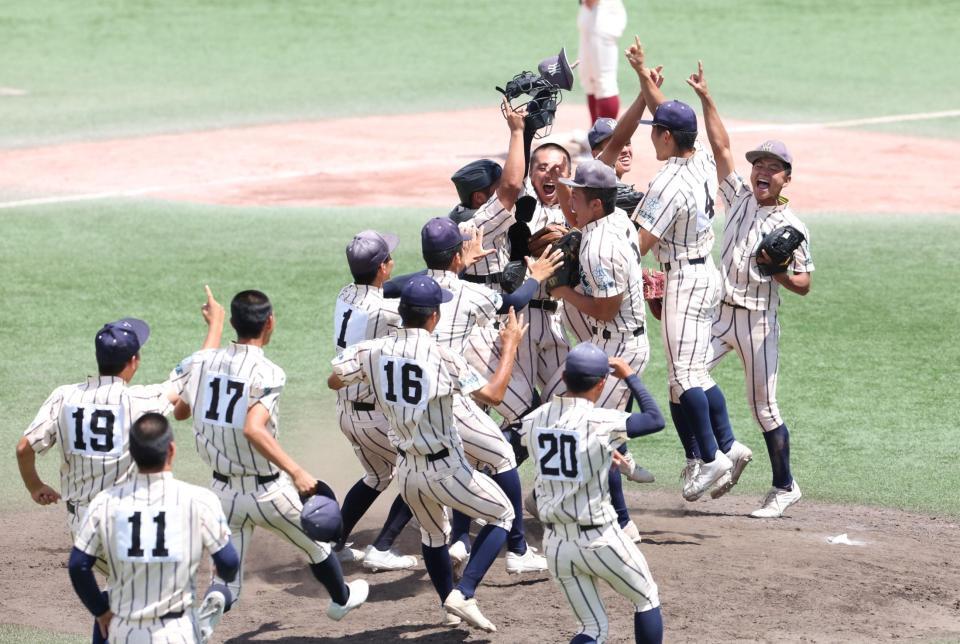 　大阪大会で優勝を決めた東大阪大柏原ナイン（撮影・中田匡峻）