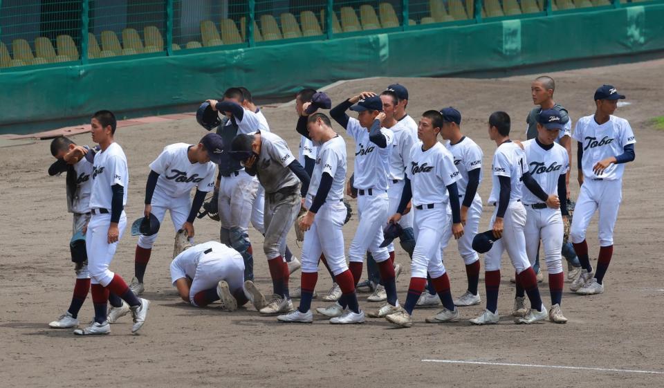 　甲子園に一歩届かなかった鳥羽ナイン（撮影・石湯恒介）