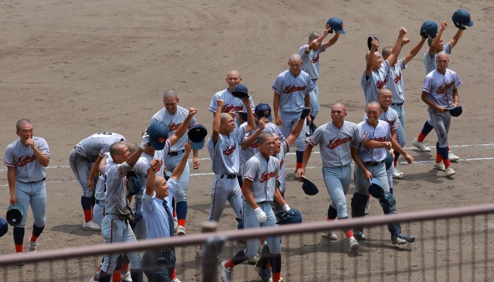 　スタンドの声に応える京都国際ナイン（撮影・石湯恒介）