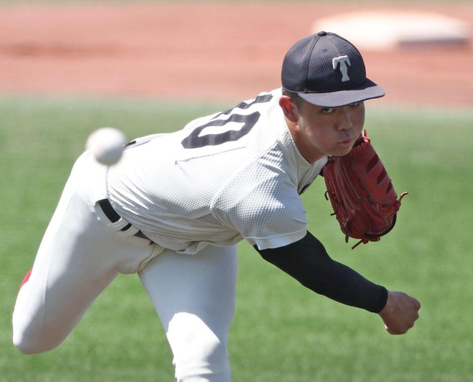 　力投する先発の大阪桐蔭・森陽樹（撮影・中田匡峻）