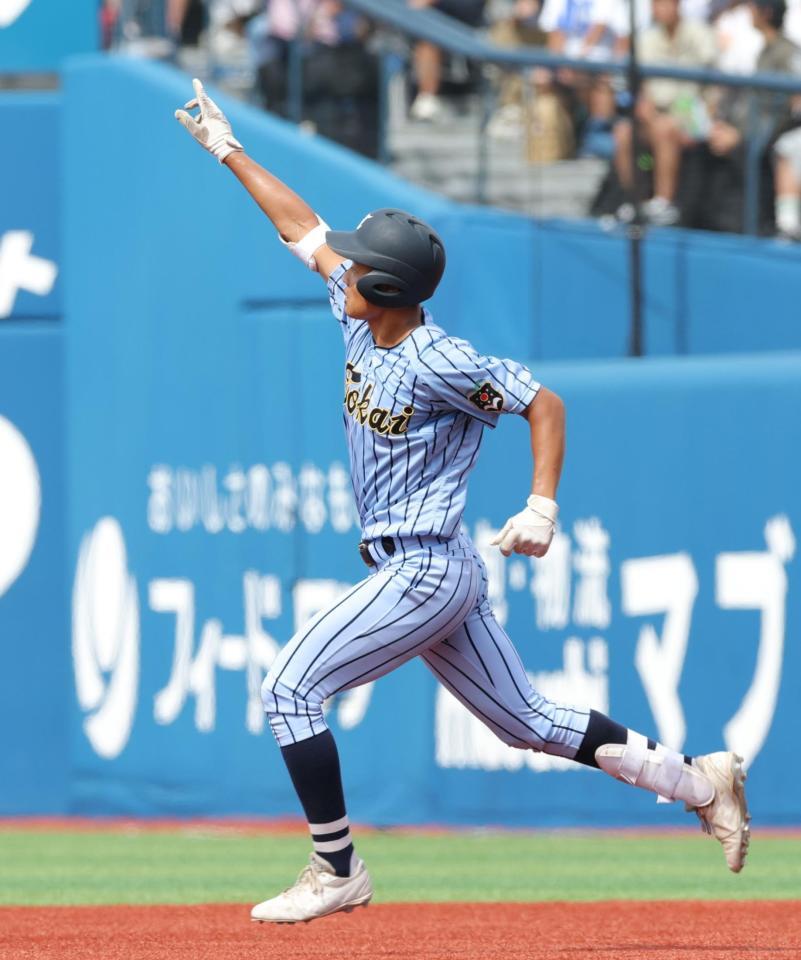 　３回、先制３ランを放ち、大きく手を上げる東海大相模・中村龍之介（撮影・西岡正）