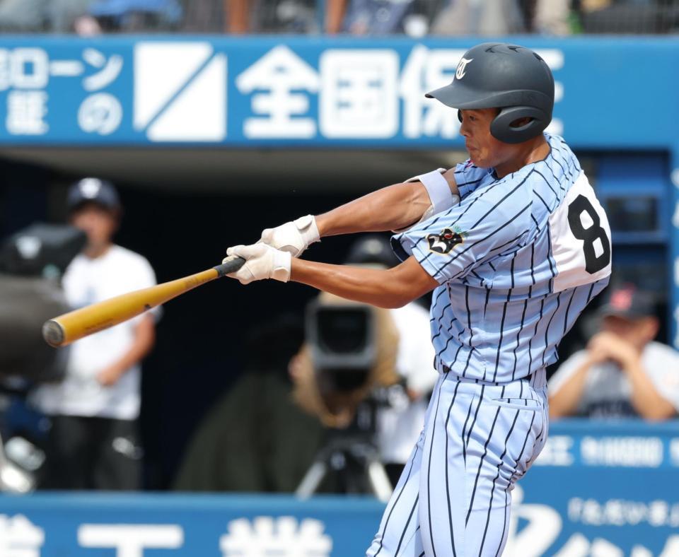 　３回、右越えに先制３ランを放つ東海大相模・中村龍之介（撮影・西岡正）